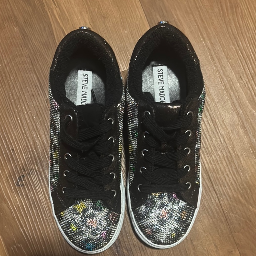 Steve Madden Black Sneakers with Classic Low-Top Design - Picture 2 of 4
